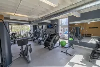 Elegant Retreat - Pool, Gym, High-End Kitchen, Spa, Wifi Hotels in Grandview Heights