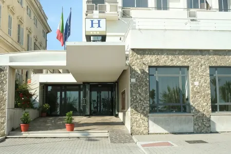 Hotel Mediterraneo Отели в г. Чивитавеккья