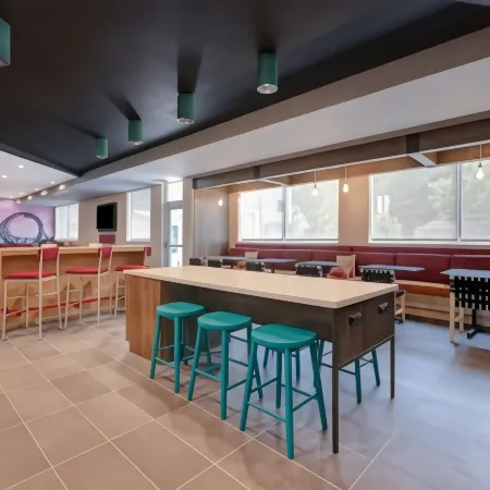 Tru by Hilton Lithia Springs Отели рядом с достопримечательностью «Парк штата Суитуотер Крик»