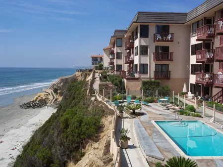 Stylish Layout and Resort Amenities - Spacious Solana Beach Escape Отели рядом с достопримечательностью «Fletcher Cove Community Center»