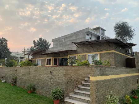 Brick Field Отели в г. Манроли