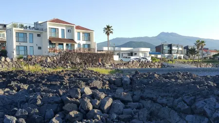 Jeju Amoje Отели рядом с достопримечательностью «Soesokkak Estuary»