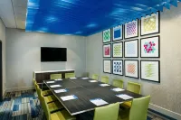 Holiday Inn Express & Suites Medford Hotels in Phoenix