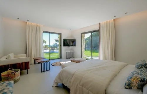 Beautiful, quiet villa with sea view Hotels in Gassin