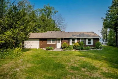 Cottage on Private Beach Отели в г. Тини