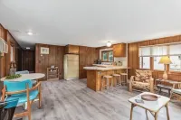 Spacious 5-bedroom house, WiFi, AC, 1 block from Lake & Main St. - con encanto