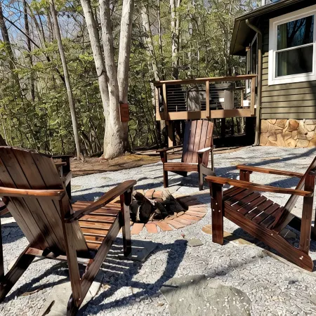 Cozy Elegant Roundhouse Nestled in Woods, 5min from Downtown, with Hot Tub!