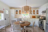 Charming 4-bedroom home in marvelous Tisbury walking distance to shops and ferry - 4-Star