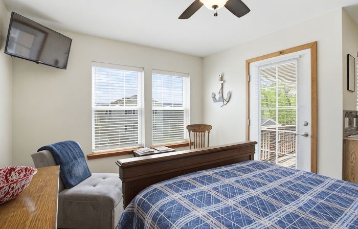 Lakeside Studio Apartment Steps from Lake.  Private Beach and Park