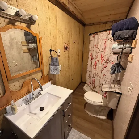 Charming 1-bedroom cottage in tranquil East Glacier Park with WiFi, AC