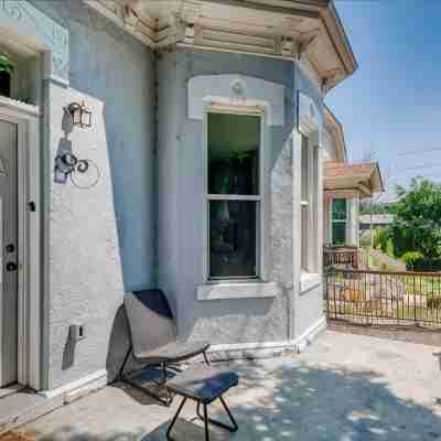 New! Cheerful 3-bedroom home walk to Empower Field Others