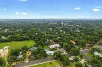 Luxury Home 3Blck from Main St with FirePit - 4-Star