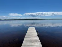 Private beachfront cottage,  WiFi and AC on Lake Paradise, minutes from Mackinaw - 鄉村度假屋