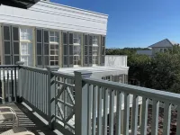 Seaside Proper Condo walk to the beach, shopping & restaurants Hotels in Seaside