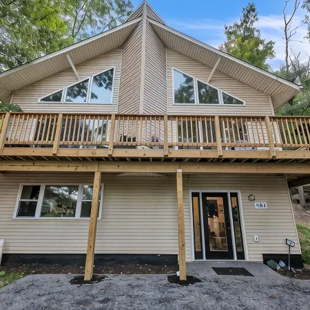 Mountain Chic Retreat-Harpers Ferry, the AT, Wine country w/ Lake Beach passes!