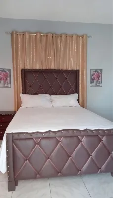 Spacious 9-bedroom house with WiFi & AC in amazing St Jago Heights Spanish Town فنادق في 