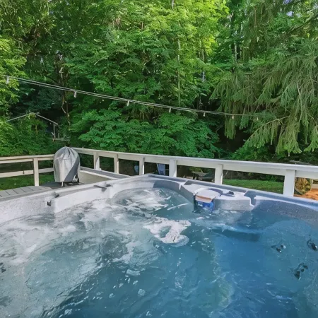 Creekside bungalow with a hot tub, walking distance to downtown Nashville