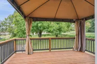 The WashMO Hospitality House WALK to riverfront, shopping, wine shuttle, HOT TUB