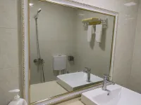 Baishun Family Hotel - parking