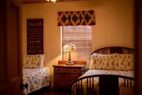 Charming 2-bedroom cabin with WiFi, AC in peaceful Eureka Springs - Hytter