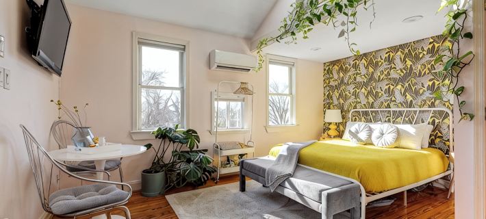 Colorful private guesthouse in charming Richmond with Parking Hotels in Richmond
