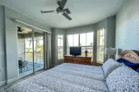 Naples Condo-Instant Book!  Modern Living + Golf Courses Near Fifth Ave & Marco - 4-Star