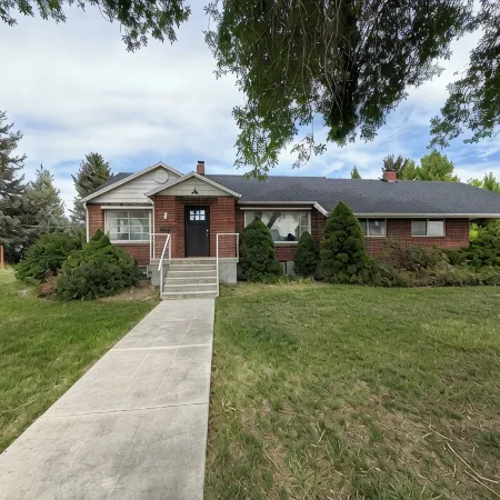 Spacious and secluded 5-bedroom farmhouse with AC, WiFi in charming Tremonton Отели в г. Бокс Элдер Каунти