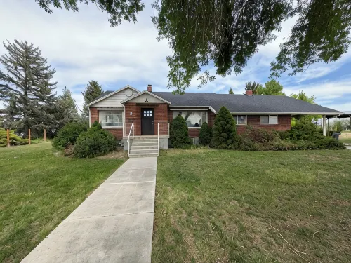 Spacious and secluded 5-bedroom farmhouse with AC, WiFi in charming Tremonton - Homestays