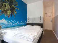 Budget Trianon Hotel Hotels near VondelCS