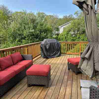 Charming Home with Deck Overlooking Land Trust - Dog Friendly! Others