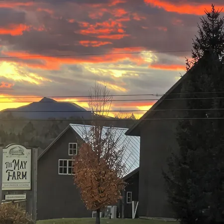 The Barn at May Farm - Historic 1790s Retreat · Hot Tub · 8 Min to Stowe