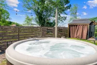 King Cabin Secluded Romantic Space Near Elk Mountain. Hot Tub, Firepit & Views!