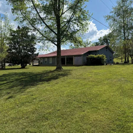 Spacious and comfortable 3-bedroom house in peaceful Somerset, KY. All amenities