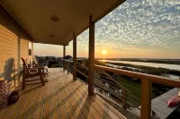 Sunset Sound Cottage -Waterfront with Sweeping Sound Views -2 Min Walk to Beach