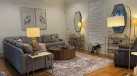 Luxury Bulldog Cottage! -  Privatzimmer
