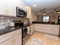 The Aniston; Brand new home in downtown New Albany minutes away from Louisville! Hotels in Floyd County