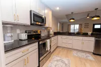 The Aniston; Brand new home in downtown New Albany minutes away from Louisville! - Homestays