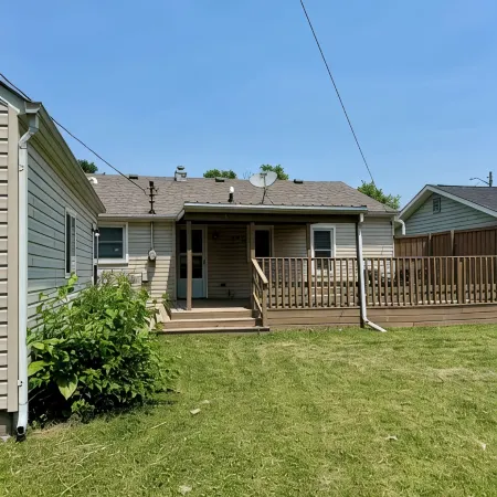 Fortville Fun! 2Bedroom-King and Queen. Stylish Home with Game Garage