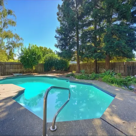 Charming 3-bedroom bungalow with WiFi and AC in delightful Folsom