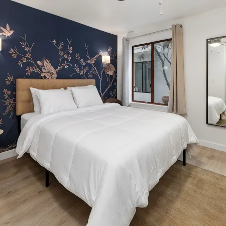 Little Italy Inn - Limited Service Apart Hotel Отели рядом с достопримечательностью «Музей-авианосец «Мидуэй»»