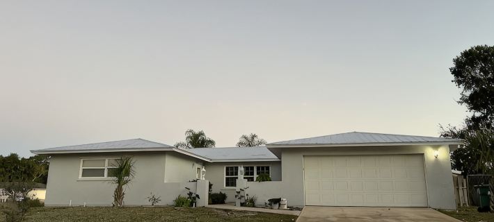 Pool house - heated pool in heart of Melbourne, minutes to beach Hotels in Melbourne