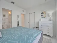 BEACH ACCESS MODERN TOWNHOUSE! Pool, Spa and Gym!
