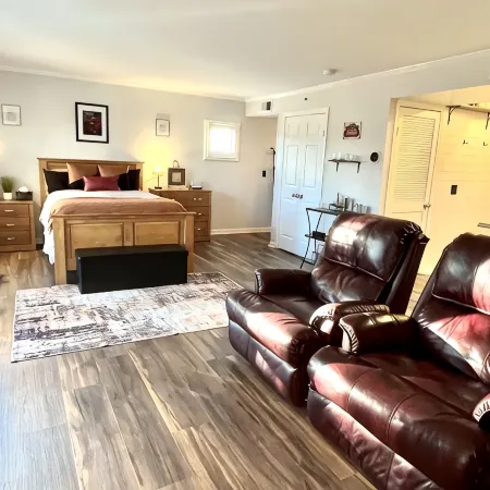 Villa Noir- 3 min from Mohegan Sun with fireplace, jacuzzi, sauna/pools, and spa
