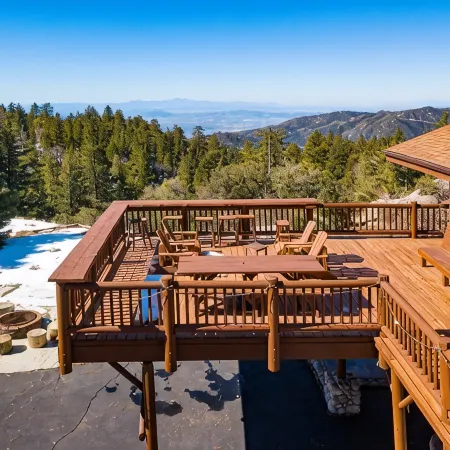 Hilltop Log Cabin on 4.5 Acres. Panoramic Views, Clean and Pet Friendly