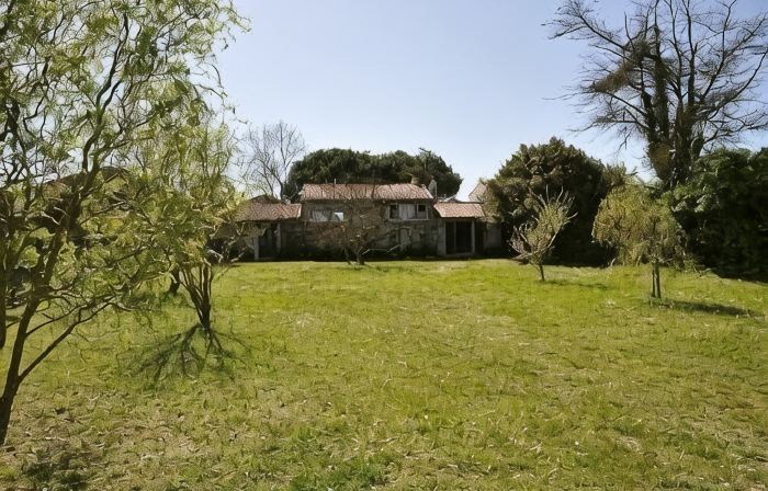 Oléron island large house with private no overlooking, garden near to the ocean