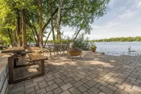 Delightful Lakeshore Cottage, Great Swim & Lakeside Amenities, +22 Foot Pontoon - Homestays