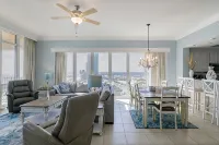 Luxury Direct Beachfront Walk to Restaurants  Waterslide-Lazy River-Splash Pad - Boutique
