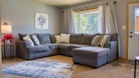Cozy 5bdrm Haven in the Heart of Gillette 5 Min from Downtown- FREE Pool Passes!