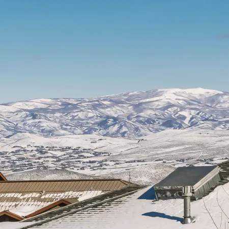 Ski in Ski Out at the Canyons 3000 sq. ft. 4br 4.5ba sleeps 12 End top unit