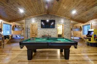 Luxury Cabin with Rustic Charm and Modern Amenities in Broken Bow, Oklahoma.